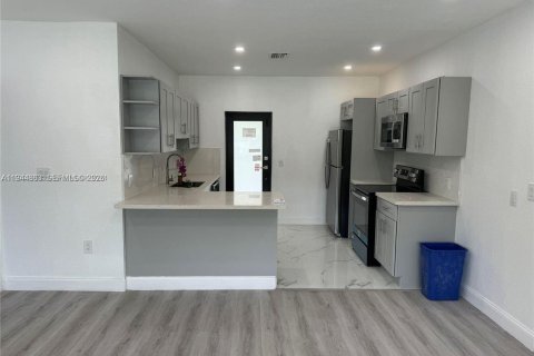House in North Miami, Florida 3 bedrooms, 104.42 sq.m. № 2001420 - photo 4