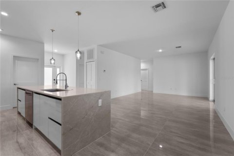House in Lehigh Acres, Florida 4 bedrooms, 151.62 sq.m. № 2238437 - photo 9