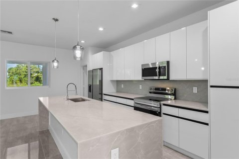 House in Lehigh Acres, Florida 4 bedrooms, 151.62 sq.m. № 2238437 - photo 6