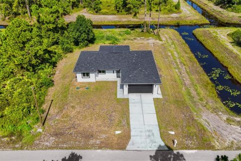 House in Lehigh Acres, Florida 4 bedrooms, 151.62 sq.m. № 2238437 - photo 4