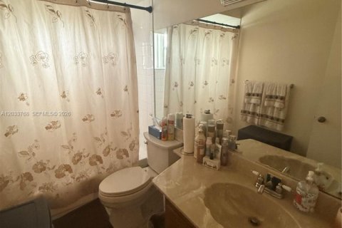House in Miami, Florida 3 bedrooms, 131.09 sq.m. № 2078047 - photo 10