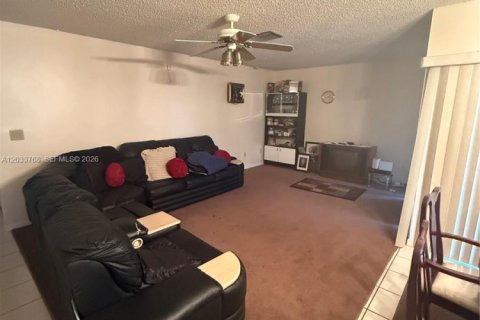 House in Miami, Florida 3 bedrooms, 131.09 sq.m. № 2078047 - photo 6