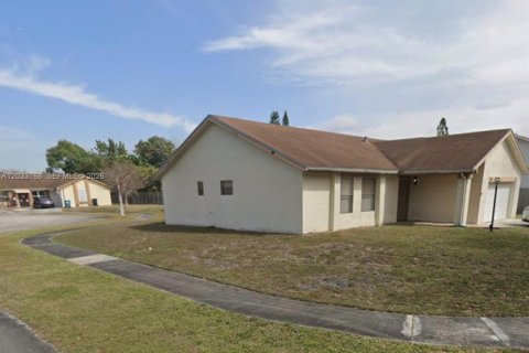 House in Miami, Florida 3 bedrooms, 131.09 sq.m. № 2078047 - photo 22