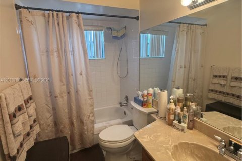 House in Miami, Florida 3 bedrooms, 131.09 sq.m. № 2078047 - photo 12