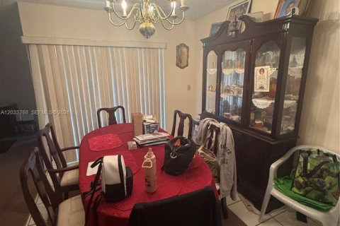 House in Miami, Florida 3 bedrooms, 131.09 sq.m. № 2078047 - photo 7