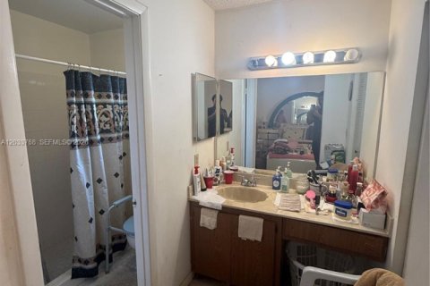 House in Miami, Florida 3 bedrooms, 131.09 sq.m. № 2078047 - photo 18