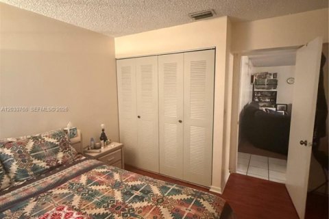 House in Miami, Florida 3 bedrooms, 131.09 sq.m. № 2078047 - photo 9