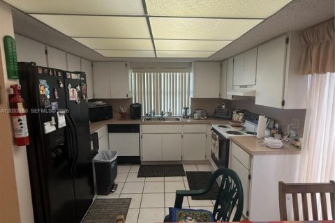 House in Miami, Florida 3 bedrooms, 131.09 sq.m. № 2078047 - photo 2