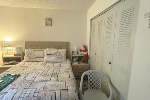House in Miami, Florida 3 bedrooms, 131.09 sq.m. № 2078047 - photo 15