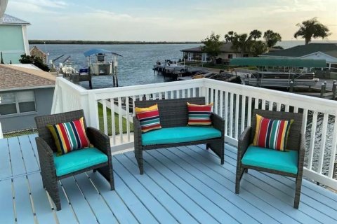 House in Hudson, Florida 6 bedrooms, 186.27 sq.m. № 1810305 - photo 15