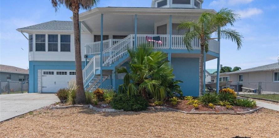 Villa ou maison à Hudson, Floride 6 chambres, 186.27 m2 № 1810305