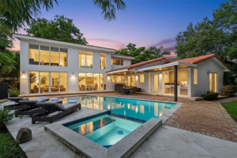House in Miami, Florida 4 bedrooms, 341.51 sq.m. № 2267622