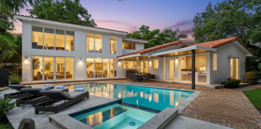 House in Miami, Florida 4 bedrooms, 341.51 sq.m. № 2267622