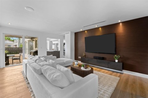 House in Miami, Florida 4 bedrooms, 341.51 sq.m. № 2267622 - photo 10