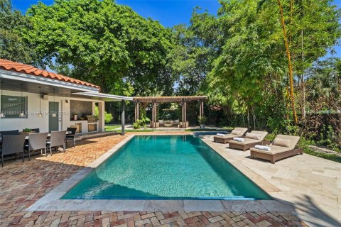 House in Miami, Florida 4 bedrooms, 341.51 sq.m. № 2267622 - photo 2