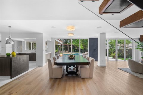 House in Miami, Florida 4 bedrooms, 341.51 sq.m. № 2267622 - photo 8
