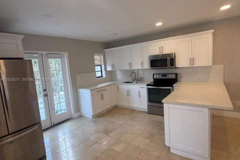 Villa ou maison à louer à Miami, Floride: 2 chambres, 229.75 m2 № 1976772 - photo 6