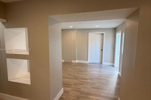 Villa ou maison à louer à Miami, Floride: 2 chambres, 229.75 m2 № 1976772 - photo 5