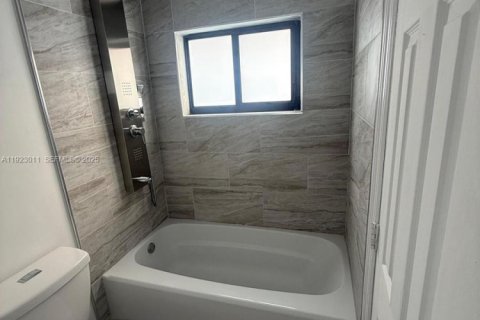 Villa ou maison à louer à Miami, Floride: 2 chambres, 229.75 m2 № 1976772 - photo 13