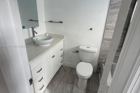 Villa ou maison à louer à Miami, Floride: 2 chambres, 229.75 m2 № 1976772 - photo 16