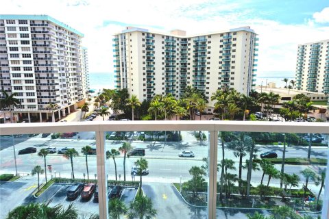 Condo in Hollywood, Florida, 2 bedrooms  № 1968511 - photo 19