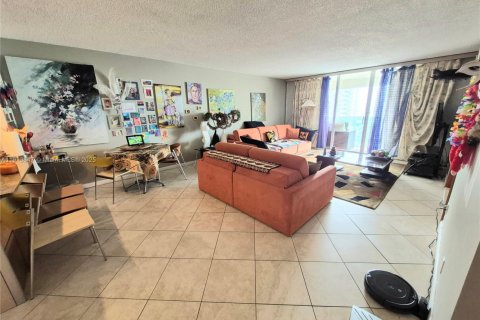 Condo in Hollywood, Florida, 2 bedrooms  № 1968511 - photo 24