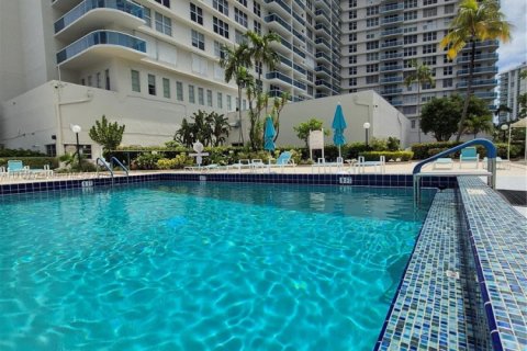 Condo in Hollywood, Florida, 2 bedrooms  № 1968511 - photo 6