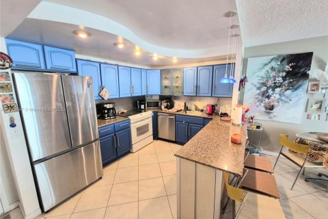 Condo in Hollywood, Florida, 2 bedrooms  № 1968511 - photo 21