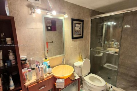 Condo in Hollywood, Florida, 2 bedrooms  № 1968511 - photo 18