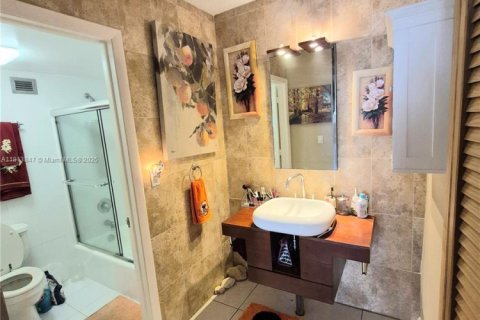 Condo in Hollywood, Florida, 2 bedrooms  № 1968511 - photo 14