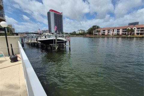 Condo in Hollywood, Florida, 2 bedrooms  № 1968511 - photo 7