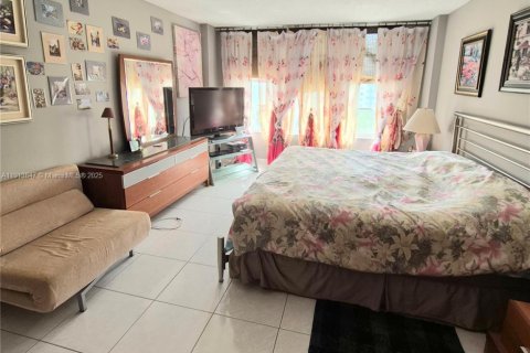 Condo in Hollywood, Florida, 2 bedrooms  № 1968511 - photo 17