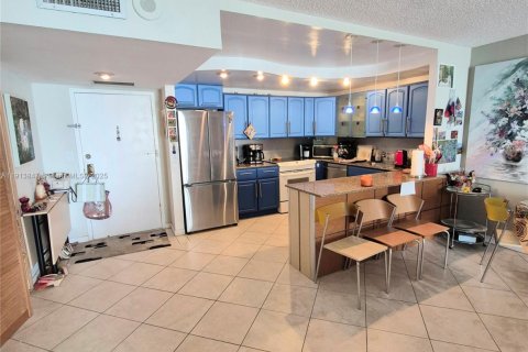 Condo in Hollywood, Florida, 2 bedrooms  № 1968511 - photo 22