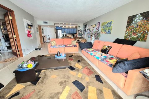 Condo in Hollywood, Florida, 2 bedrooms  № 1968511 - photo 23