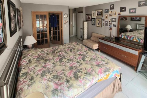 Condo in Hollywood, Florida, 2 bedrooms  № 1968511 - photo 16