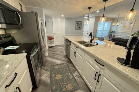 Condo in Saint Petersburg, Florida, 2 bedrooms  № 1883609 - photo 12