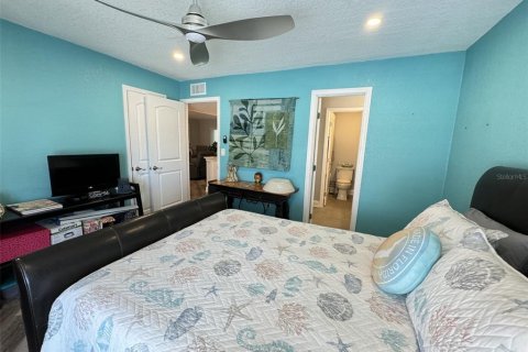 Condo in Saint Petersburg, Florida, 2 bedrooms  № 1883609 - photo 17