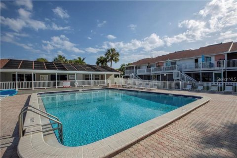 Condo in Saint Petersburg, Florida, 2 bedrooms  № 1883609 - photo 23