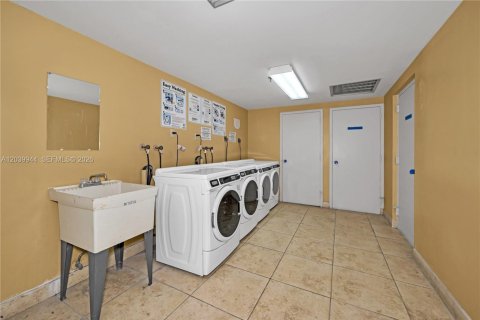 Condo in Hollywood, Florida, 2 bedrooms  № 2089661 - photo 22
