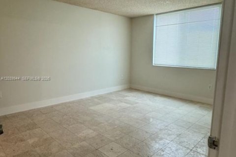 Condo in Hollywood, Florida, 2 bedrooms  № 2089661 - photo 8