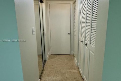 Condo in Hollywood, Florida, 2 bedrooms  № 2089661 - photo 12