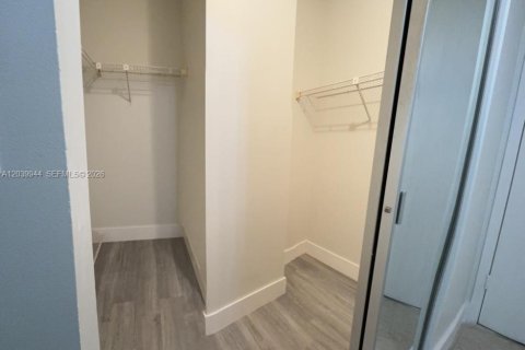 Condo in Hollywood, Florida, 2 bedrooms  № 2089661 - photo 14