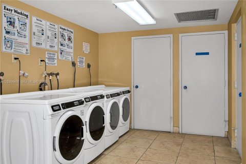 Condo in Hollywood, Florida, 2 bedrooms  № 2089661 - photo 21