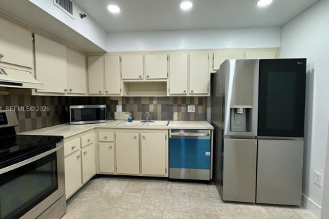 Condo in Hollywood, Florida, 2 bedrooms  № 2089661 - photo 3