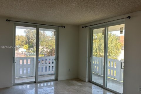 Condo in Hollywood, Florida, 2 bedrooms  № 2089661 - photo 2