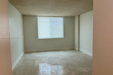 Condo in Hollywood, Florida, 2 bedrooms  № 2089661 - photo 9