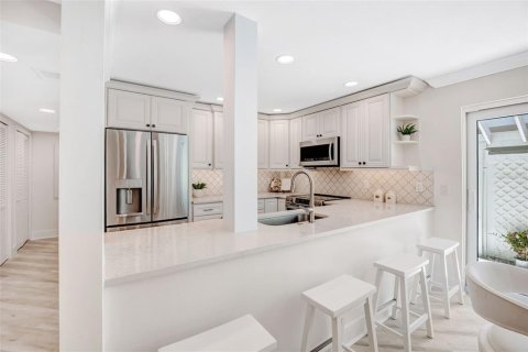 Condo in Indian Rocks Beach, Florida, 1 bedroom № 2229179 - photo 14
