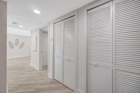Condo in Indian Rocks Beach, Florida, 1 bedroom № 2229179 - photo 5