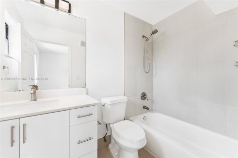 Townhouse in Weston, Florida 2 bedrooms, 107.3 sq.m. № 1969756 - photo 12