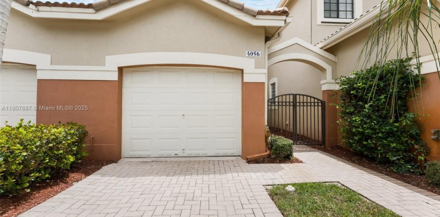 Townhouse in Weston, Florida 2 bedrooms, 107.3 sq.m. № 1969756